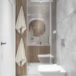 Niewielka, przytulna, jasna łazienka w nowoczesnym stylu z prysznicem z przeszkloną kabiną