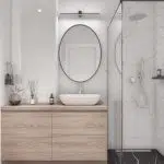 Łazienka z marmurowymi kaflami w nowoczesnym, minimalistycznym stylu i przeszkloną kabiną prysznicową