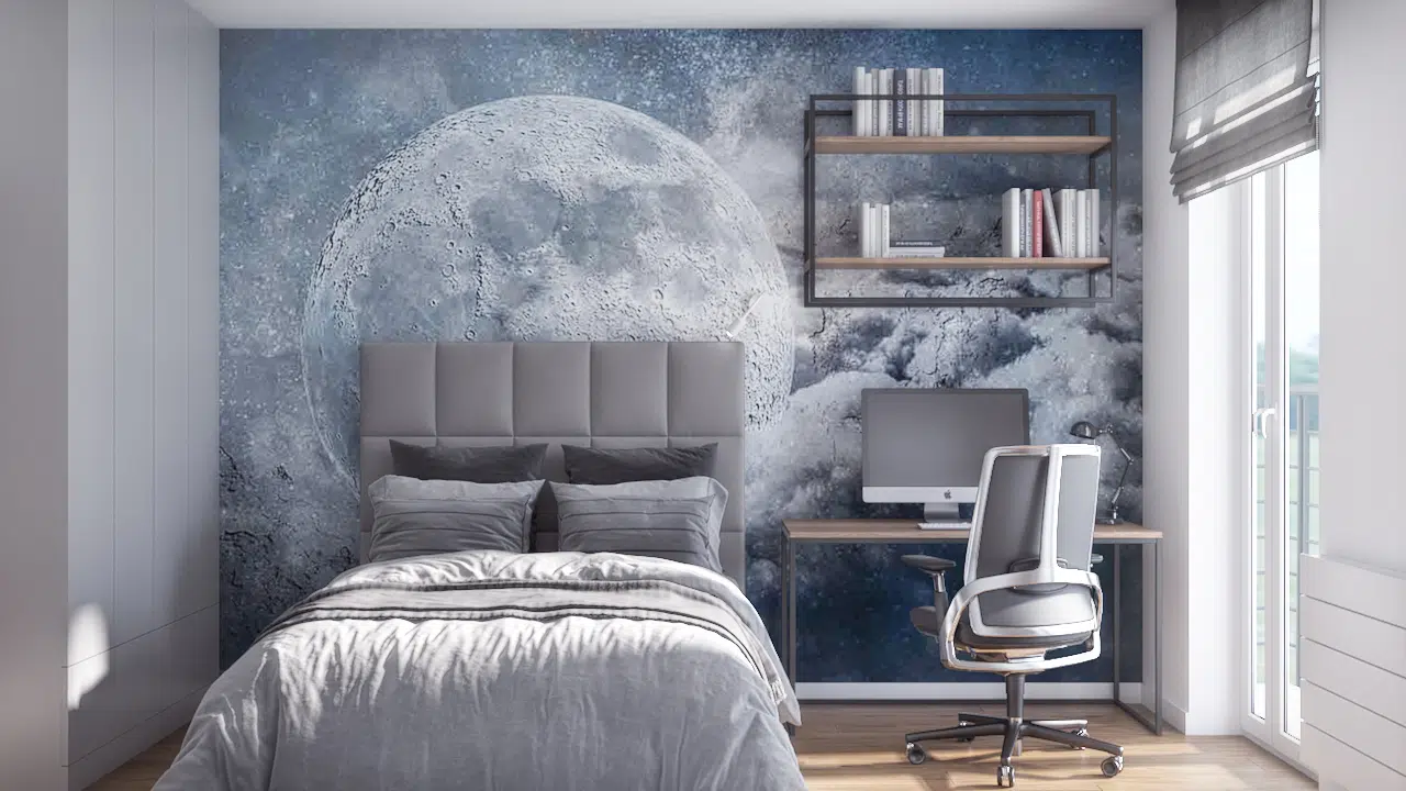 Widok na sypialnie z dużym łóżkiem z tapicerowanym zagłówkiem, biurkiem i dekoracyjną fototapetą