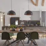 Salon z aneksem kuchennym i zielonymi krzesłami