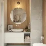 Umywalka z dużym lustrem i dekoracyjną, nowoczesną lampą kinkietową w łazience