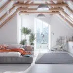 Przestronna sypialnia z w nowoczesnym stylu na poddaszu z dużą ilością naturalnego światła