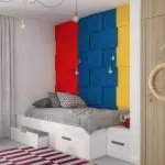 Nowoczesny pokój dziecięcy z dekoracyjną ścianą w czerwonym, niebieski i żółtym kolorze