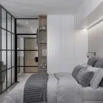 Nowoczesna sypialnia w minimalistycznym stylu z przeszkloną ścianką metalową
