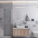 Łazienka z dużym lustrem, kabiną prysznicową i drewnianymi elementami