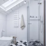 Jasna, biała łazienka z przeszkloną kabiną prysznicową i dekoracyjnymi kaflami na podłodze
