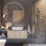 Nowoczesna łazienka z dużym podświetlonym lustrem i geometryczną ścianą kafelkami