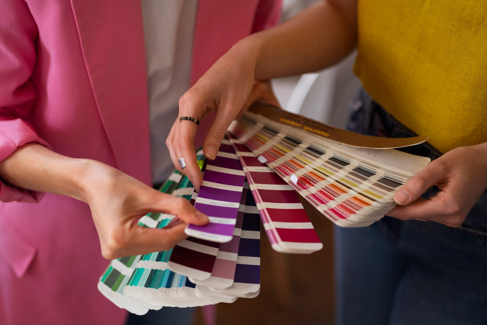 Wpływ kolorów na samopoczucie i produktywność – jak różne palety kolorystyczne wpływają na emocje oraz efektywność w domowych i biurowych przestrzeniach?